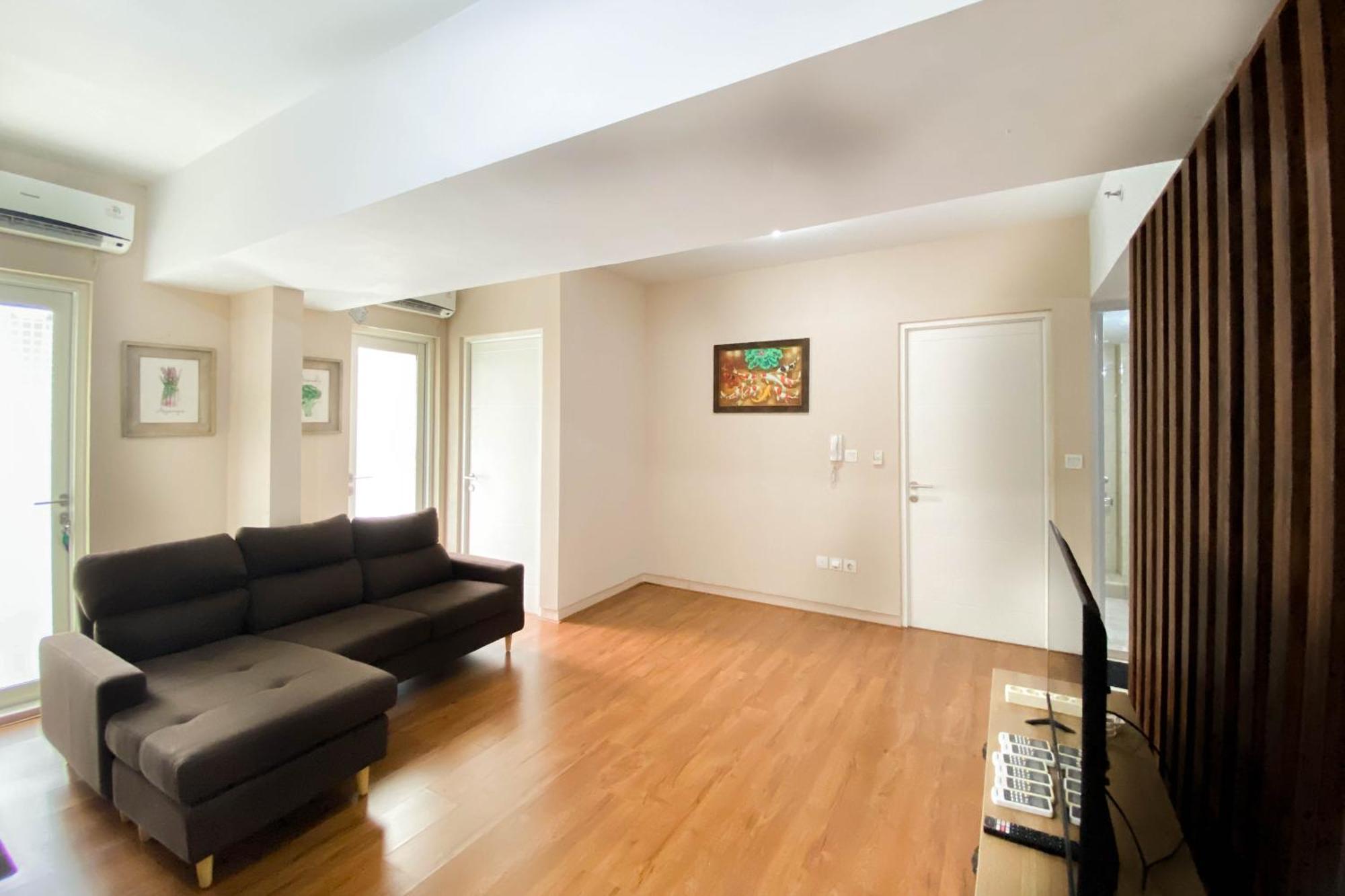 Comfort And Elegant 4br Combined At Springlake Summarecon By Travelio Apartemen