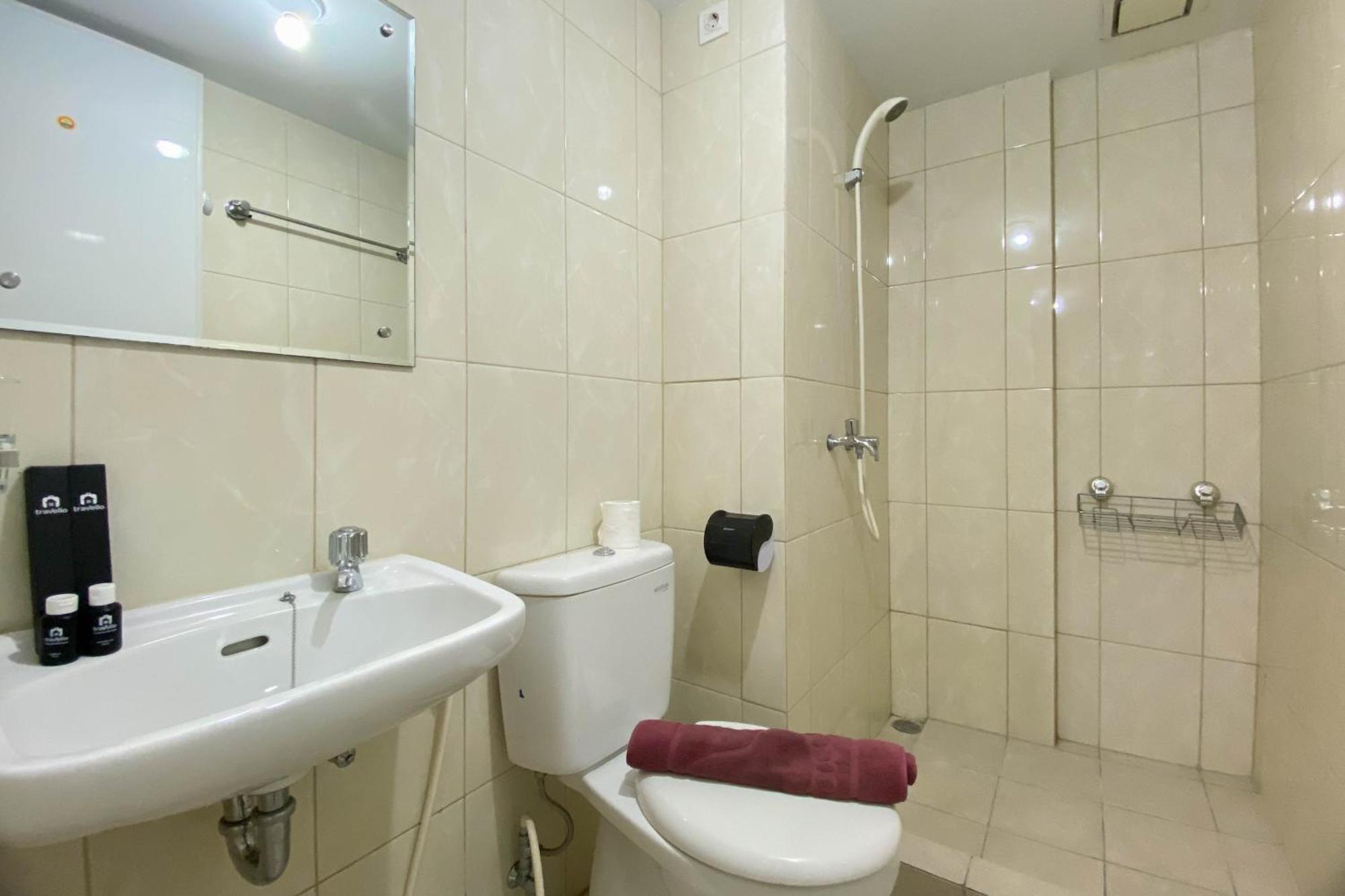 Comfort And Elegant 4br Combined At Springlake Summarecon By Travelio Apartemen *